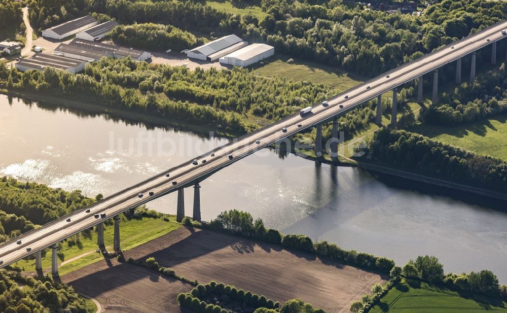 Luftbild Rade - Autobahn- Brückenbauwerk der BAB A7 in Rade im Bundesland Schleswig-Holstein, Deutschland