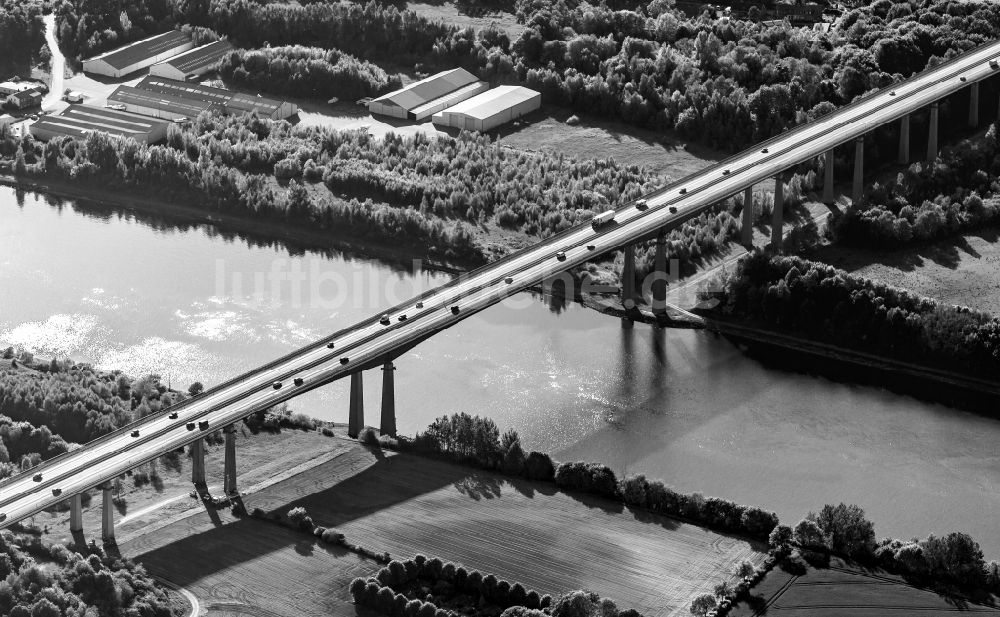 Luftaufnahme Rade - Autobahn- Brückenbauwerk der BAB A7 in Rade im Bundesland Schleswig-Holstein, Deutschland
