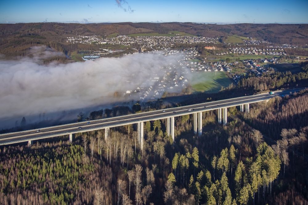 Arnsberg aus der Vogelperspektive: Autobahn- Brückenbauwerk der BAB A46 - Talbrücke Hünenburg in Arnsberg im Bundesland Nordrhein-Westfalen, Deutschland