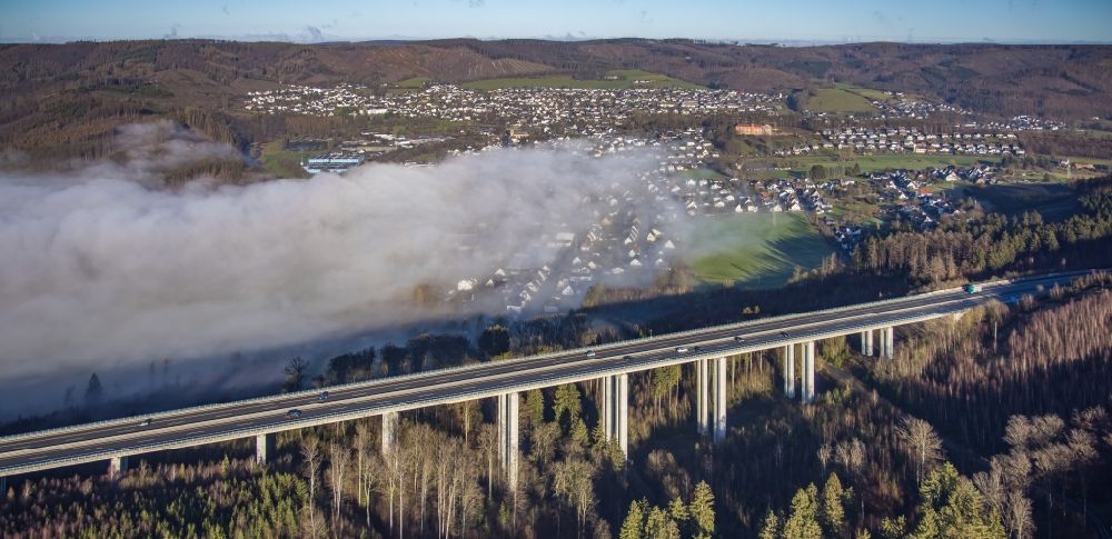 Arnsberg aus der Vogelperspektive: Autobahn- Brückenbauwerk der BAB A46 - Talbrücke Hünenburg in Arnsberg im Bundesland Nordrhein-Westfalen, Deutschland