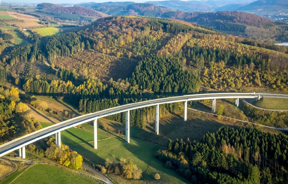 Nuttlar von oben - Autobahn- Brückenbauwerk der BAB A Talbrücke Schormecke der BAB A46 in Nuttlar im Bundesland Nordrhein-Westfalen, Deutschland