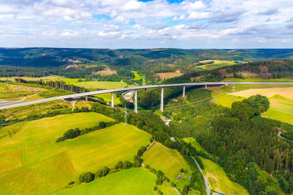 Nuttlar aus der Vogelperspektive: Autobahn- Brückenbauwerk der BAB A Talbrücke Schormecke der BAB A46 in Nuttlar im Bundesland Nordrhein-Westfalen, Deutschland