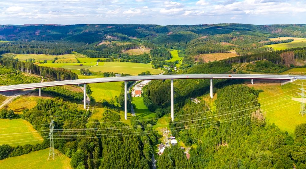 Luftbild Nuttlar - Autobahn- Brückenbauwerk der BAB A Talbrücke Schormecke der BAB A46 in Nuttlar im Bundesland Nordrhein-Westfalen, Deutschland