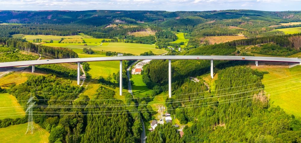 Luftaufnahme Nuttlar - Autobahn- Brückenbauwerk der BAB A Talbrücke Schormecke der BAB A46 in Nuttlar im Bundesland Nordrhein-Westfalen, Deutschland