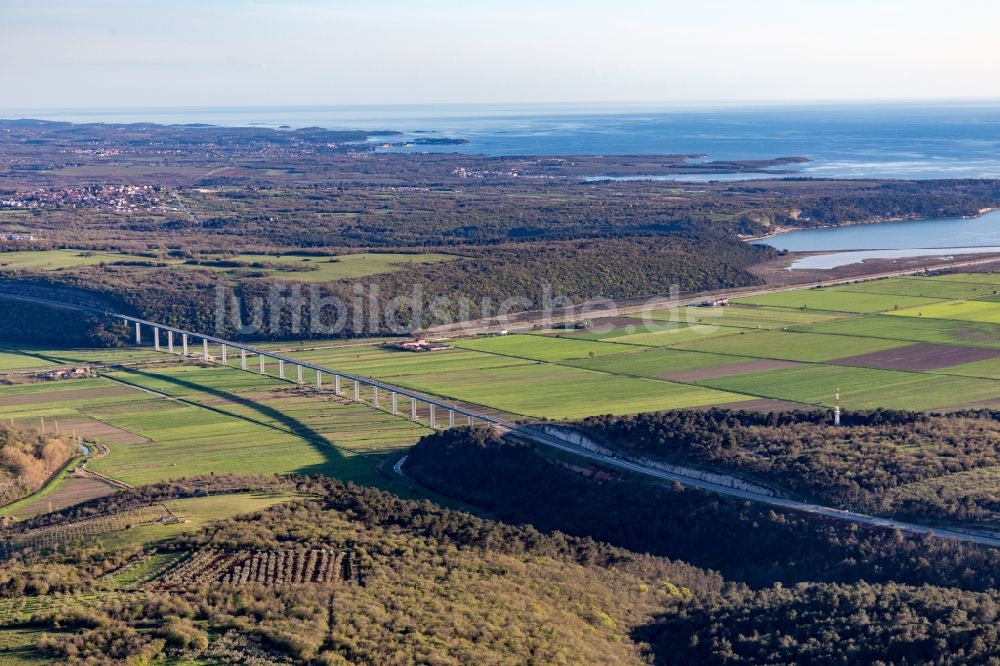 Porec von oben - Autobahn- Brückenbauwerk der E751 über das Tal der Mirna in Porec in Istirien - Istarska zupanija, Kroatien
