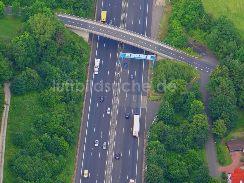Luftbild Hann. Münden - Autobahn- Brückenbauwerk und Blitzeranlage Laubacher Berg der BAB A7 in Hann. Münden im Bundesland Niedersachsen