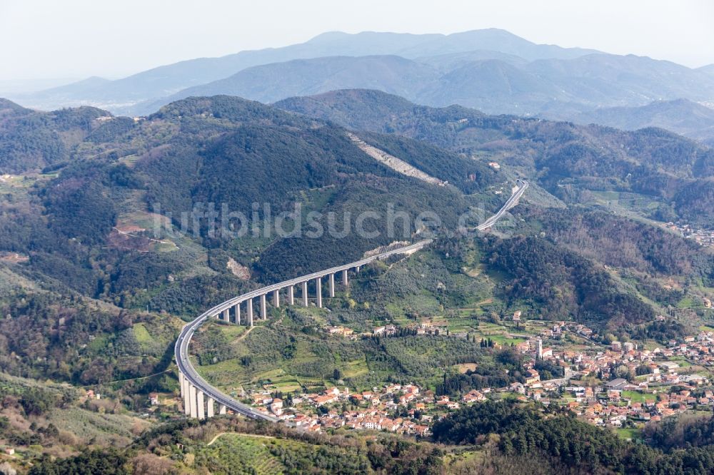 Luftaufnahme Massarosa - Autobahn- Brückenbauwerk der A11 in Massarosa in Toskana, Italien