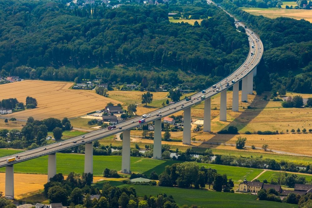 Mintard aus der Vogelperspektive: Autobahn- Brückenbauwerk Mintarder Ruhrtalbrücke der BAB 52 über die Ruhr bei Mintard im Bundesland Nordrhein-Westfalen, Deutschland