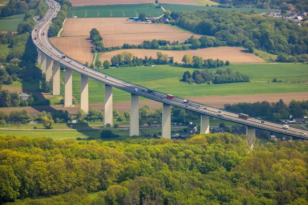 Mintard aus der Vogelperspektive: Autobahn- Brückenbauwerk Mintarder Ruhrtalbrücke der BAB 52 über die Ruhr bei Mintard im Bundesland Nordrhein-Westfalen, Deutschland