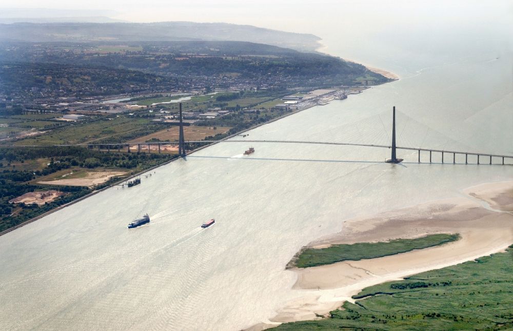Luftaufnahme Honfleur - Autobahn- Brückenbauwerk der A29 Le Pont de Normandie in Honfleur in Normandie, Frankreich