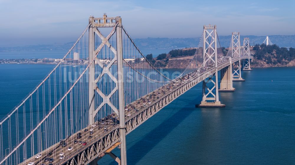 San Francisco von oben - Autobahn- Brückenbauwerk der San Francisco - Oakland Bay Bridge in San Francisco in Kalifornien, USA