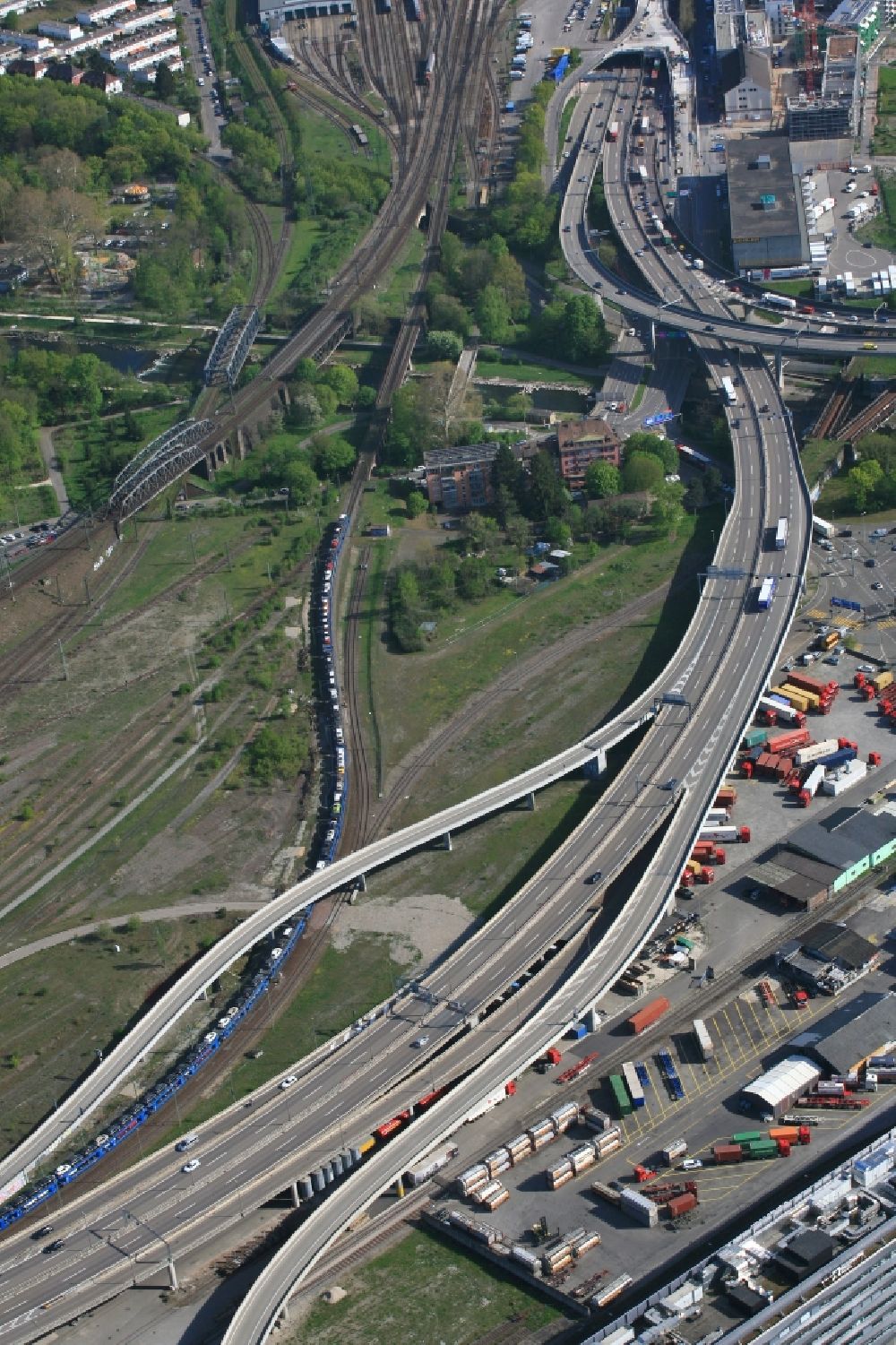 Basel aus der Vogelperspektive: Autobahn- Brückenbauwerk der Schweizer Autobahn A2 in Basel, Schweiz