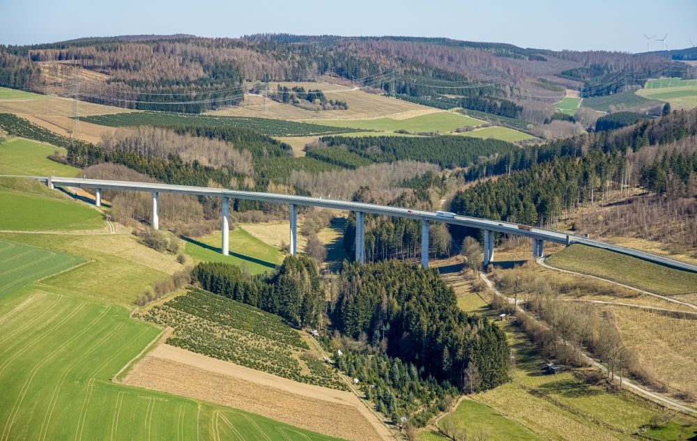 Nuttlar von oben - Autobahn- Brückenbauwerk Talbrücke Schormecke der BAB A46 in Nuttlar im Bundesland Nordrhein-Westfalen, Deutschland