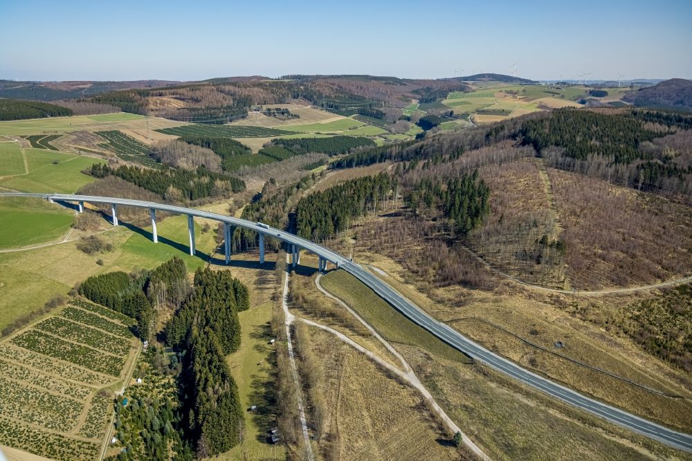 Nuttlar aus der Vogelperspektive: Autobahn- Brückenbauwerk Talbrücke Schormecke der BAB A46 in Nuttlar im Bundesland Nordrhein-Westfalen, Deutschland