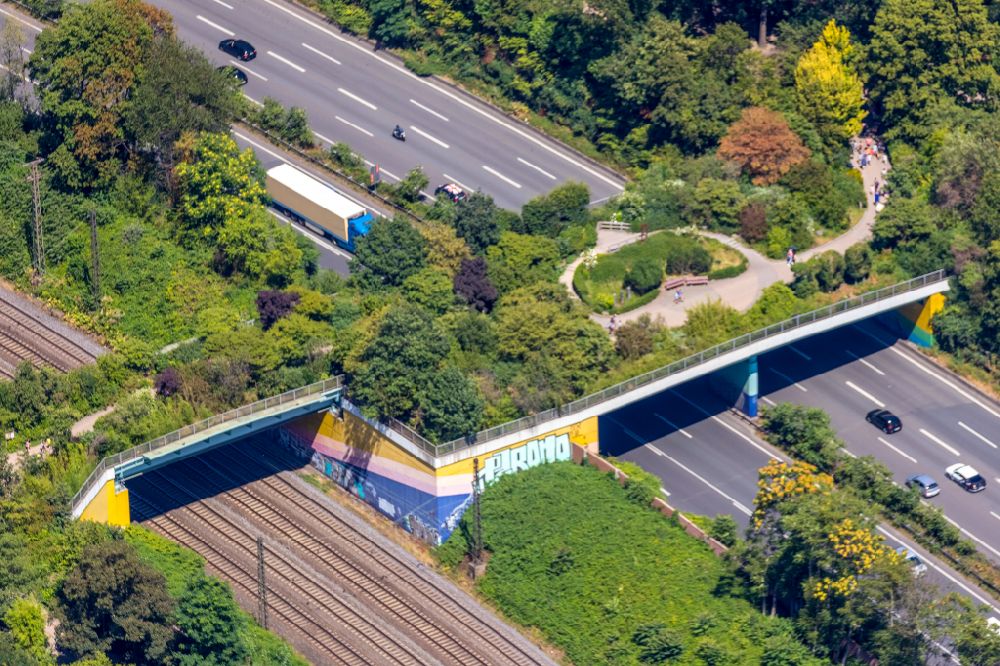 Luftbild Duisburg - Autobahn- Brückenbauwerk - Wildbrücke - über die BAB A3 im Ortsteil Duissern in Duisburg im Bundesland Nordrhein-Westfalen, Deutschland