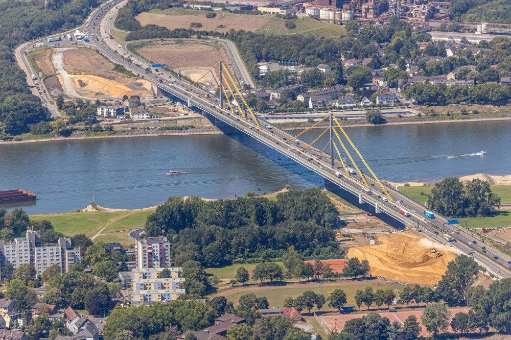 Duisburg von oben - Autobahn- Brückenbauwerk der BAB A40 in Duisburg im Bundesland Nordrhein-Westfalen, Deutschland