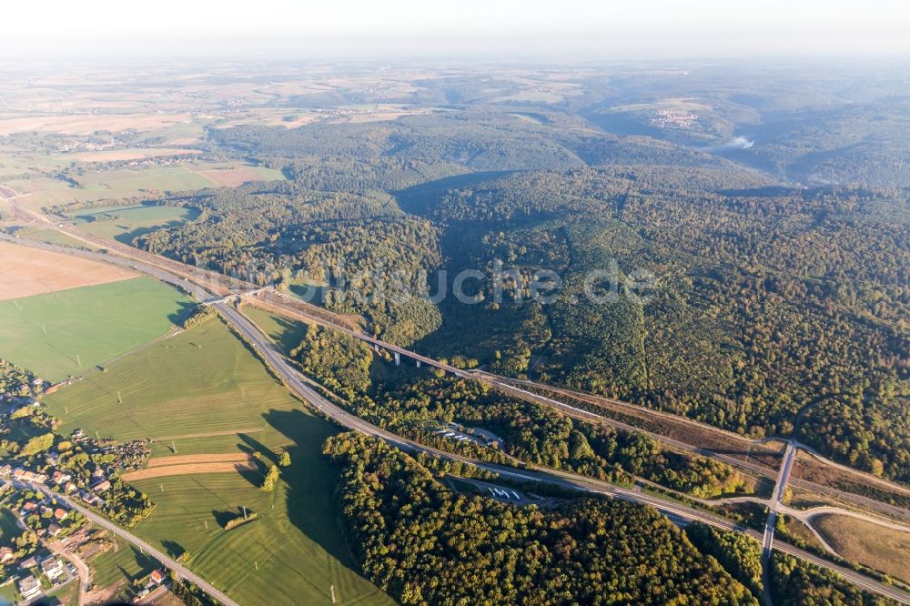 Luftbild Saverne - Autobahn A4 und Gleisverlauf des TGV im Streckennetz der SNCF über die Vogesen in Saverne in Grand Est, Frankreich
