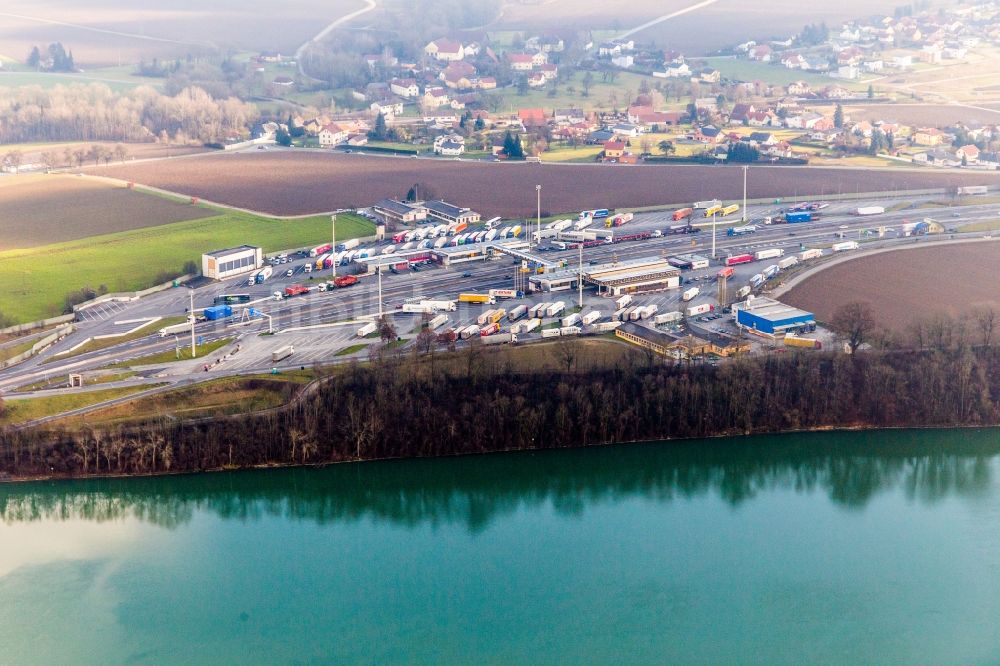 Suben aus der Vogelperspektive: Autobahn-Grenzübergang LKW-Grenzkontrollen an der A8 von Österreich zur A3 in Deutschland am Inn in Suben in Oberösterreich, Österreich