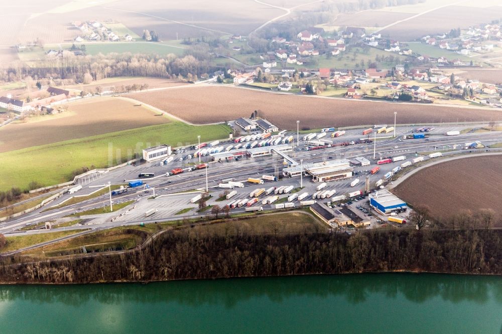 Luftbild Suben - Autobahn-Grenzübergang LKW-Grenzkontrollen an der A8 von Österreich zur A3 in Deutschland am Inn in Suben in Oberösterreich, Österreich