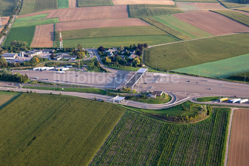 Schwindratzheim aus der Vogelperspektive: Autobahn- Mautstation und Zahlpunkt der A4 Hochfelden Sanef Service in Schwindratzheim in Grand Est, Frankreich