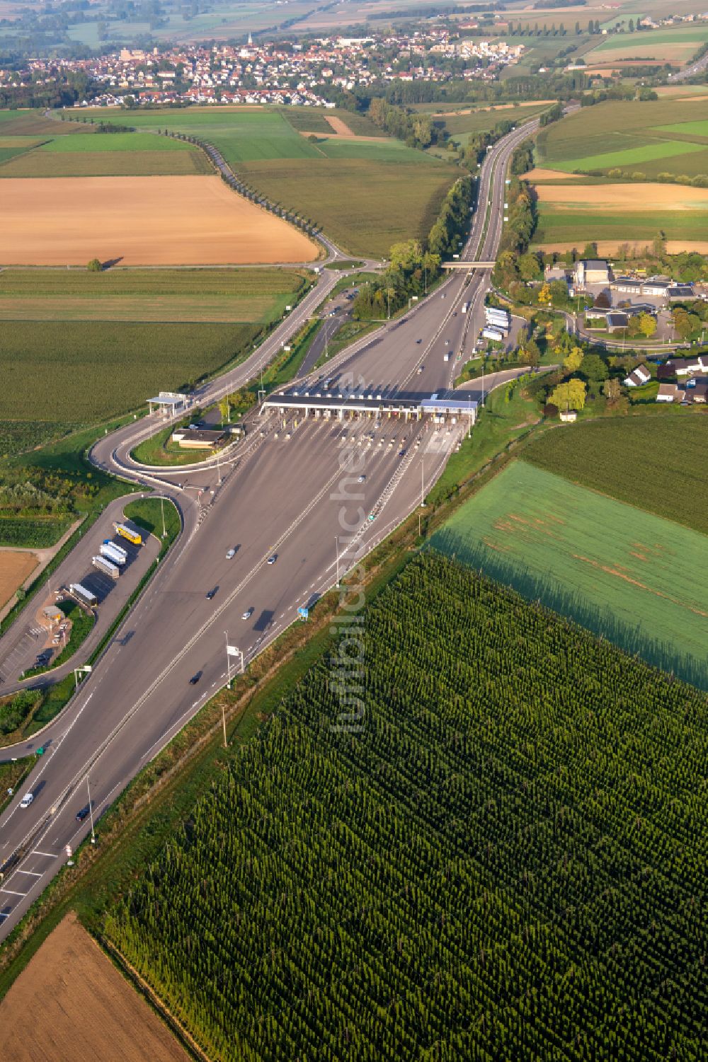 Luftaufnahme Schwindratzheim - Autobahn- Mautstation und Zahlpunkt der A4 Hochfelden Sanef Service in Schwindratzheim in Grand Est, Frankreich