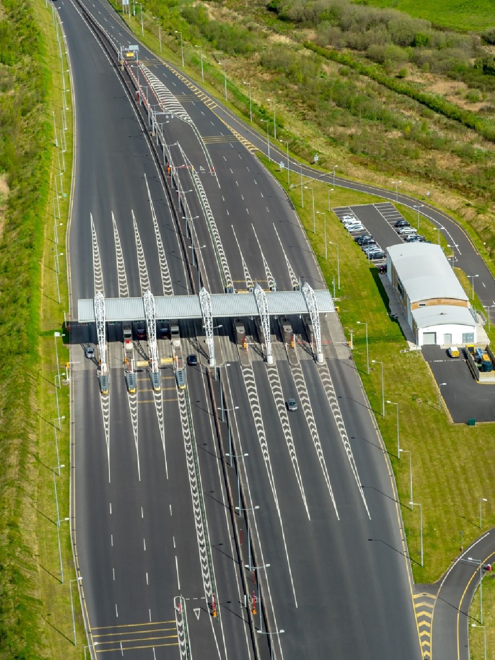 Luftaufnahme Limerick - Autobahn- Mautstation und Zahlpunkt der N18 vor dem Shannontunnel in in Limerick, Irland