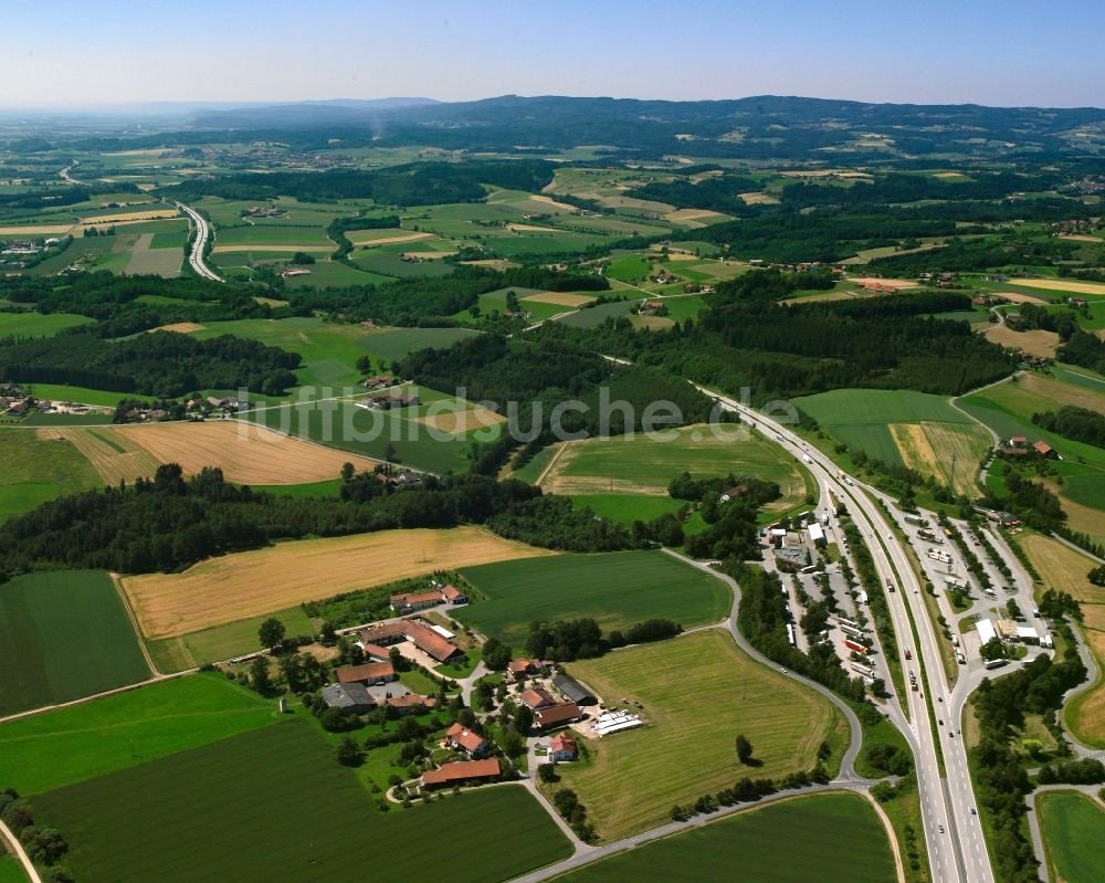 Luftaufnahme Hunderdorf - Autobahn- Parkplatz und Rastplatz BAB A 3 Serways Raststätte Bayerischer Wald in Hunderdorf im Bundesland Bayern, Deutschland