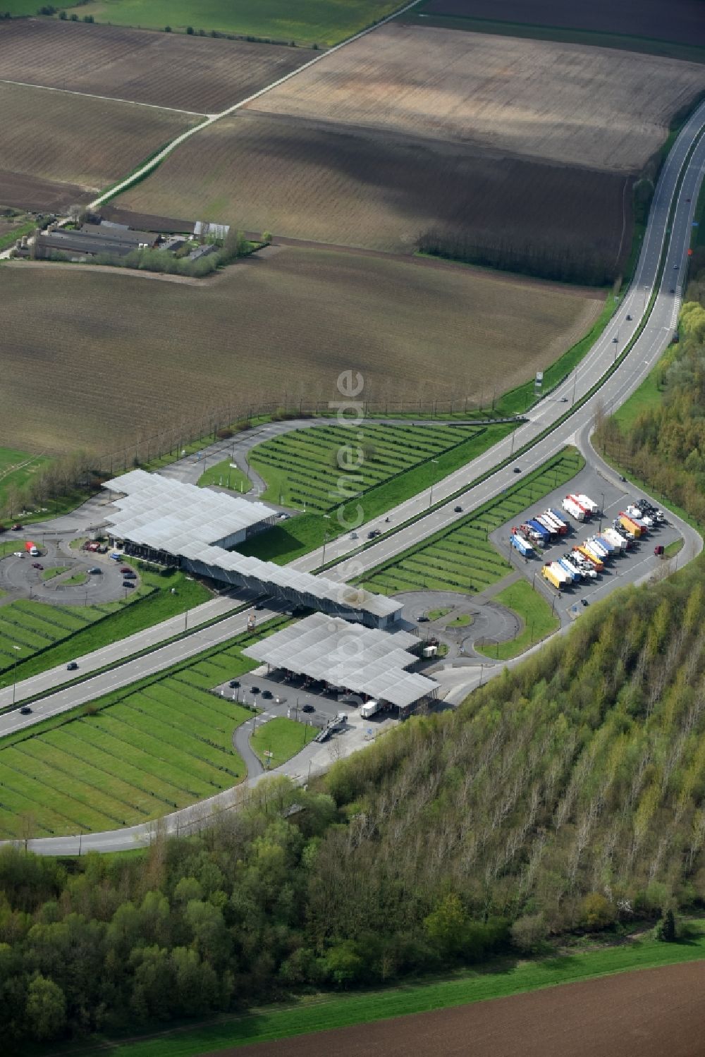 Hellebecq von oben - Autobahn- Raststätte der A8 / E429 Aire de Service de Hellebecq in der Région wallonne, Belgien