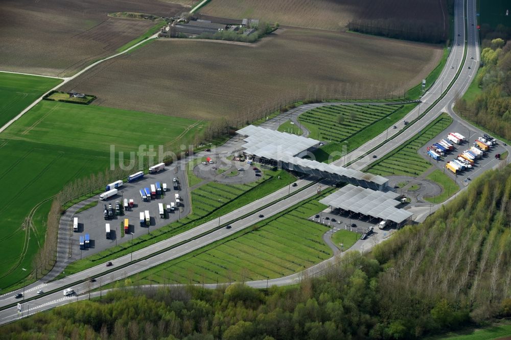 Luftbild Hellebecq - Autobahn- Raststätte der A8 / E429 Aire de Service de Hellebecq in der Région wallonne, Belgien