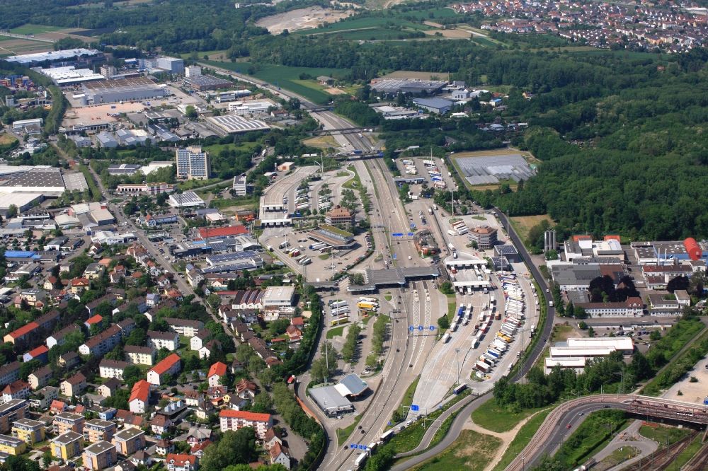 Luftaufnahme Weil am Rhein - Autobahn Raststätte und Autobahngrenzübergang der Autobahn BAB A5 in Weil am Rhein im Bundesland Baden-Württemberg