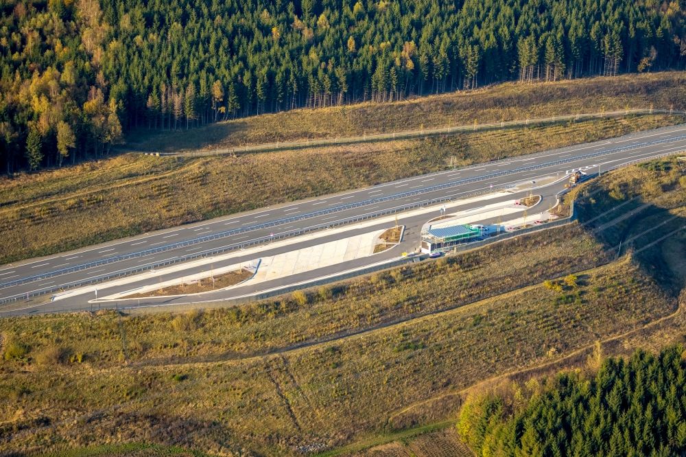 Luftbild Bestwig - Autobahn- Raststätte und Parkplatz an der BAB A46 in Bestwig im Bundesland Nordrhein-Westfalen, Deutschland
