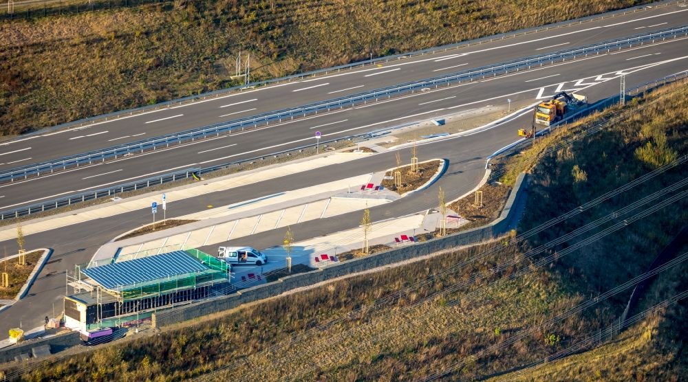 Luftaufnahme Bestwig - Autobahn- Raststätte und Parkplatz an der BAB A46 in Bestwig im Bundesland Nordrhein-Westfalen, Deutschland