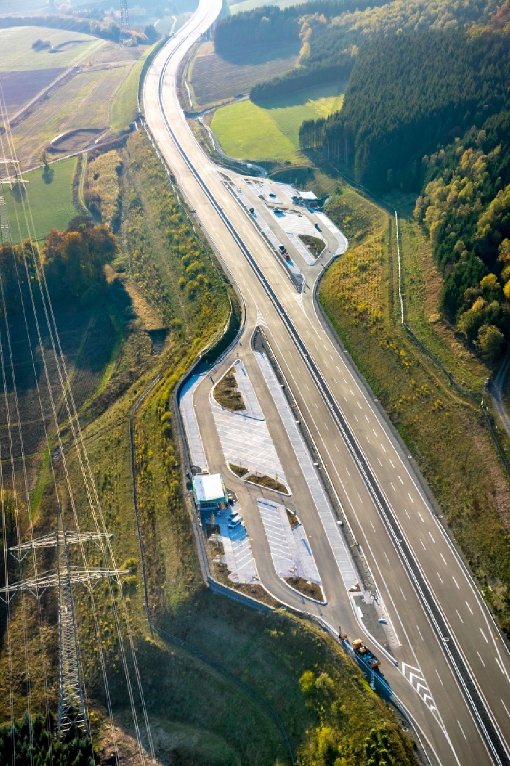 Bestwig von oben - Autobahn- Raststätte und Parkplatz an der BAB A46 in Bestwig im Bundesland Nordrhein-Westfalen, Deutschland