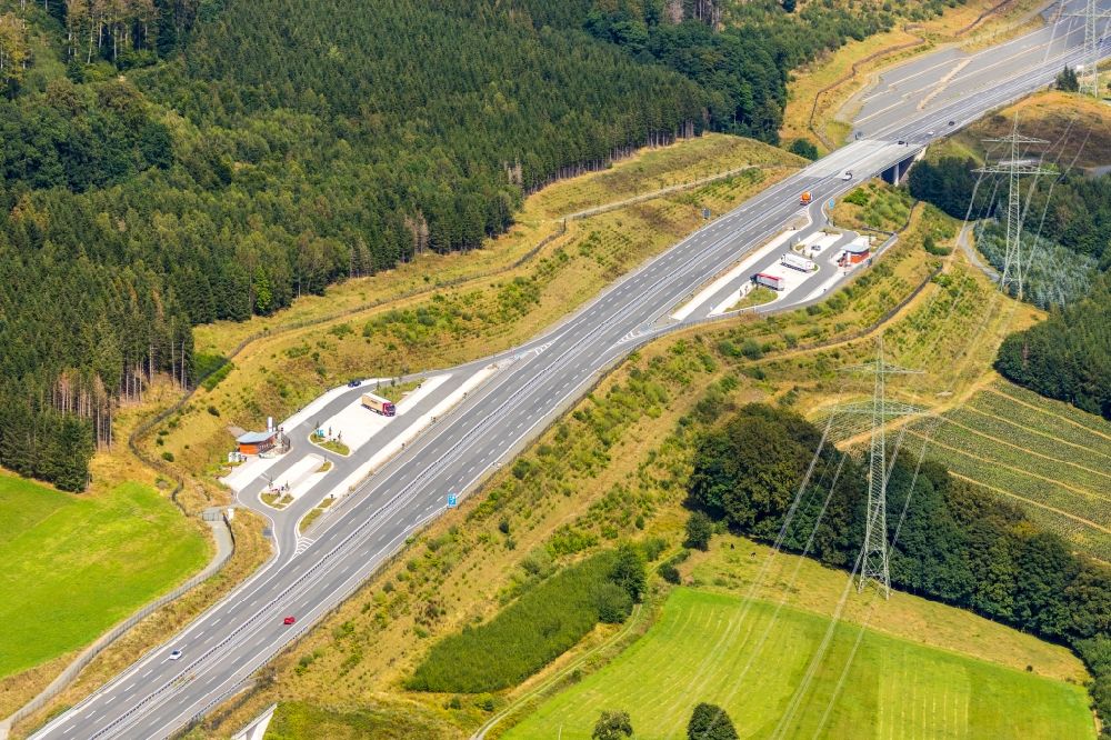 Bestwig aus der Vogelperspektive: Autobahn- Raststätte und Parkplatz an der BAB A46 in Bestwig im Bundesland Nordrhein-Westfalen, Deutschland
