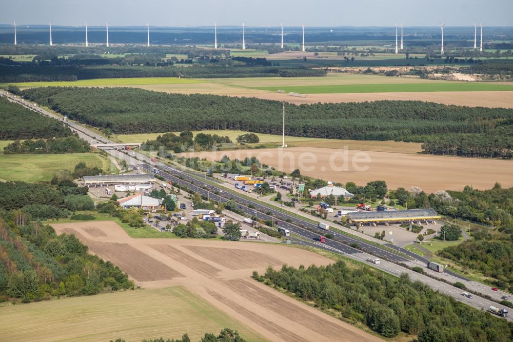 Luftbild Mühlenfließ - Autobahn- Raststätte und Parkplatz der BAB A9 Fläming in Mühlenfließ im Bundesland Brandenburg, Deutschland
