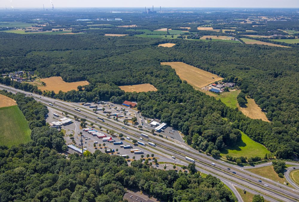 Luftaufnahme Hünxe - Autobahn- Raststätte und Parkplatz der BAB A3 in Hünxe im Bundesland Nordrhein-Westfalen, Deutschland