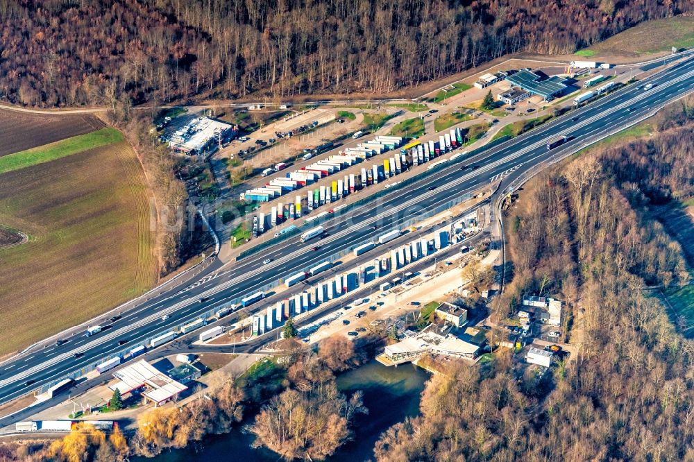Mahlberg aus der Vogelperspektive: Autobahn- Raststätte und Parkplatz der BAB A5 in Mahlberg im Bundesland Baden-Württemberg, Deutschland