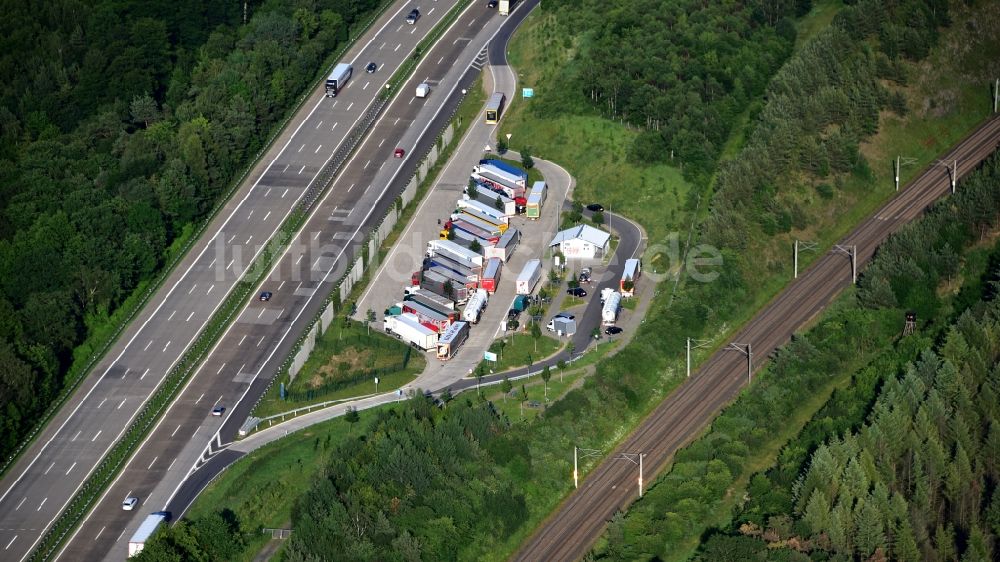 Luftaufnahme Neustadt (Wied) - Autobahn- Raststätte und Parkplatz der BAB A3 in Neustadt (Wied) im Bundesland Rheinland-Pfalz, Deutschland