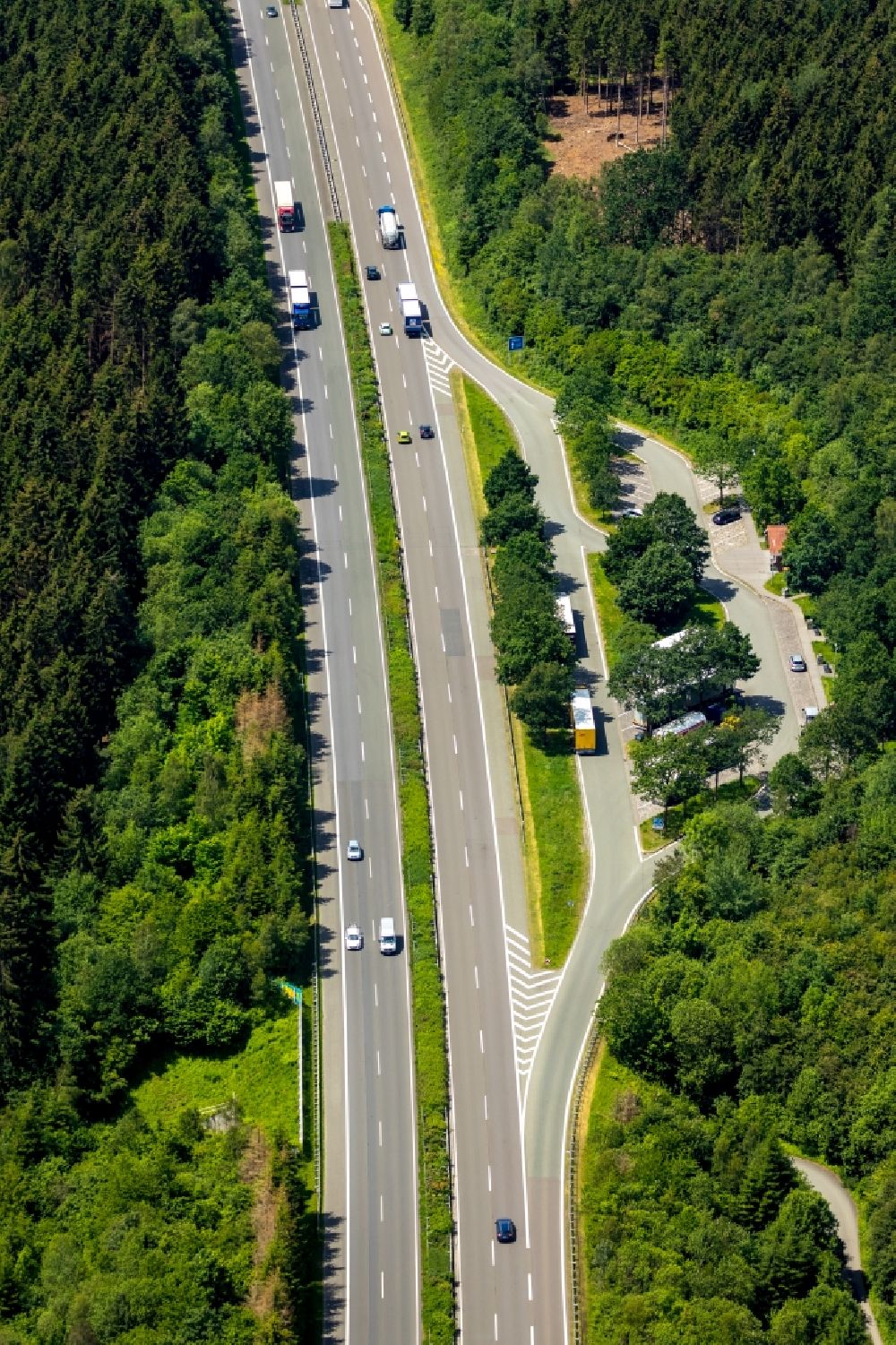 Luftaufnahme Arnsberg - Autobahn- Raststätte und Parkplatz der BAB A46 im Ortsteil Bruchhausen in Arnsberg im Bundesland Nordrhein-Westfalen, Deutschland