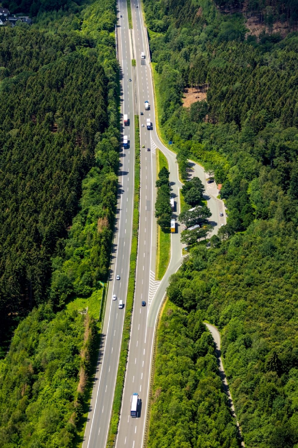 Arnsberg von oben - Autobahn- Raststätte und Parkplatz der BAB A46 im Ortsteil Bruchhausen in Arnsberg im Bundesland Nordrhein-Westfalen, Deutschland