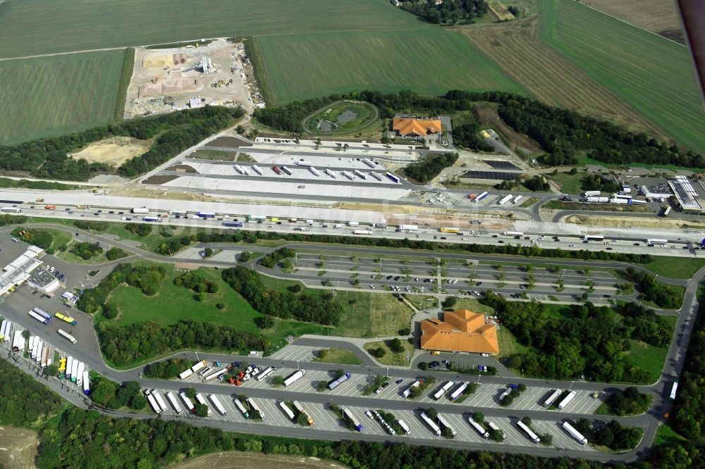 Luftaufnahme Krauschwitz - Autobahn- Raststätte und Parkplatz der BAB A9 - Osterfeld West in Krauschwitz im Bundesland Sachsen-Anhalt, Deutschland