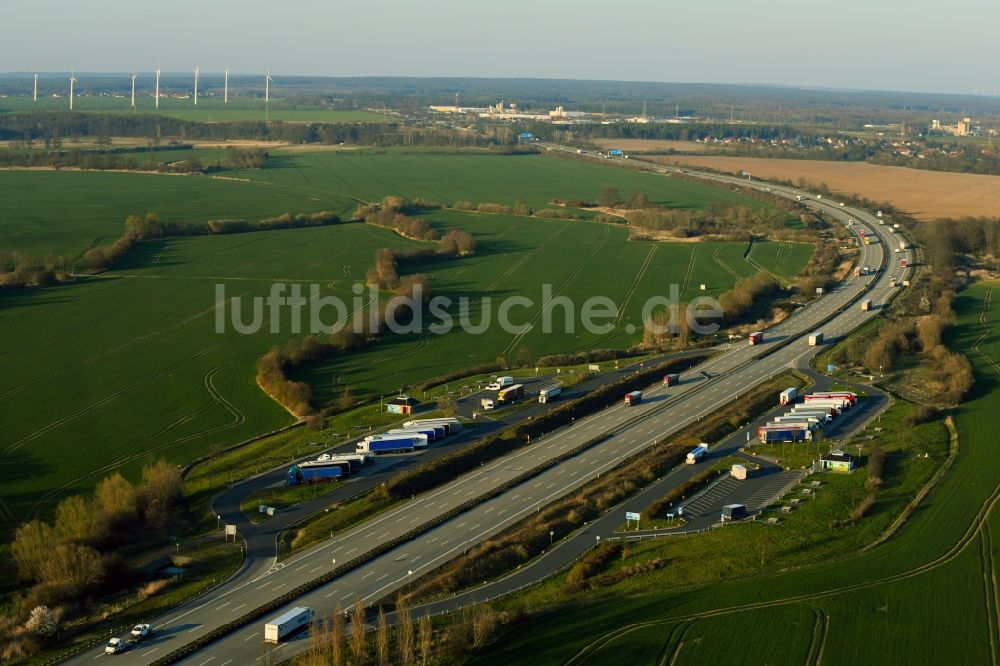 Luftbild Klieken - Autobahn- Raststätte und Parkplatz der BAB A9 Parkplatz Kliekener Aue Ost in Klieken im Bundesland Sachsen-Anhalt, Deutschland