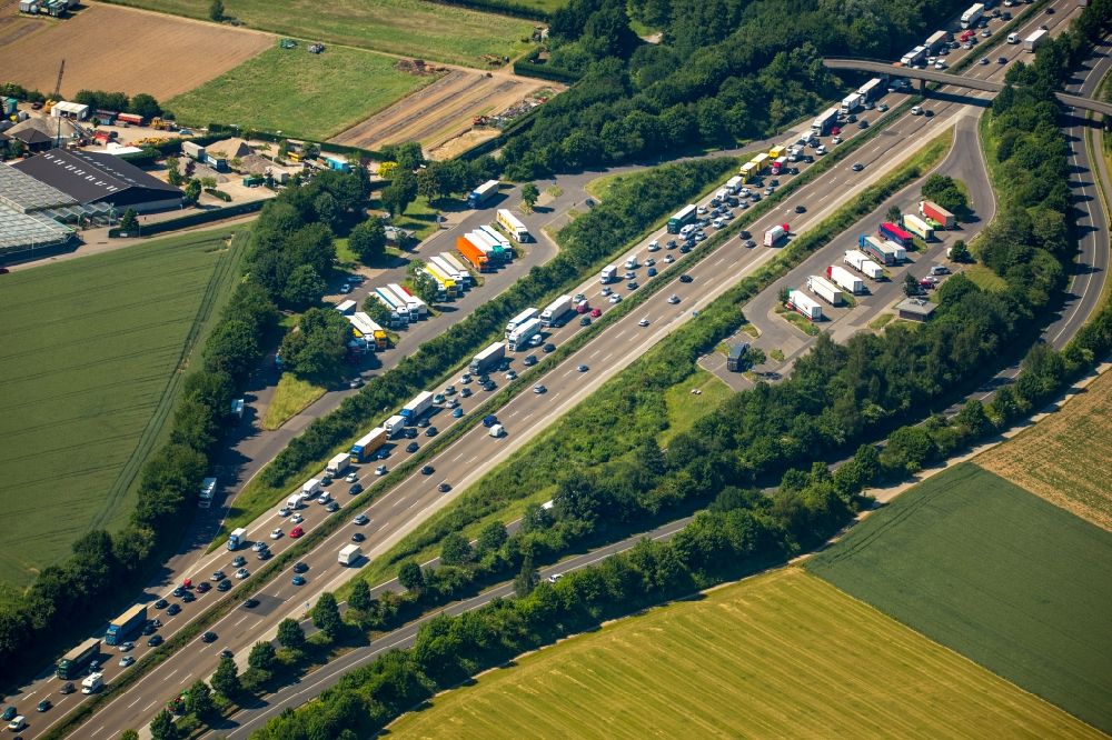 Luftaufnahme Langenfeld (Rheinland) - Autobahn- Raststätte und Parkplatz der BAB A3 Rastplatz Reusrather Heide in Langenfeld (Rheinland) im Bundesland Nordrhein-Westfalen