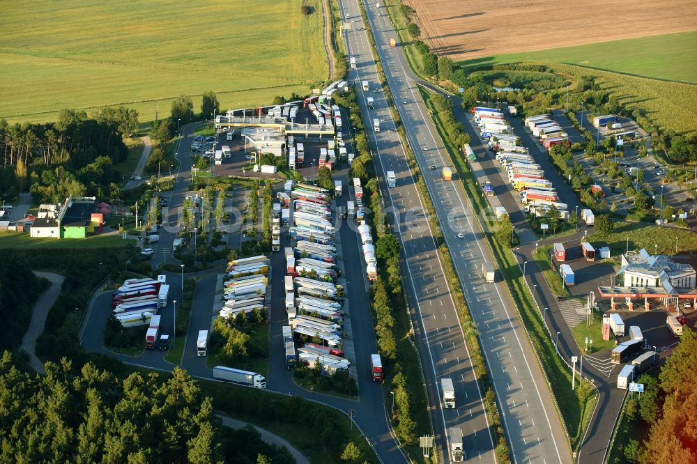 Ziesar von oben - Autobahn- Raststätte und Parkplatz der BAB A2 in Ziesar im Bundesland Brandenburg, Deutschland