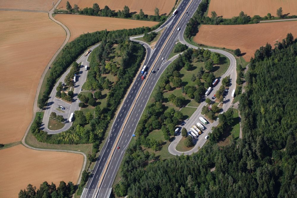 Luftaufnahme Zimmern ob Rottweil - Autobahn- Raststätte und Parkplatz der BAB A81 in Zimmern ob Rottweil im Bundesland Baden-Württemberg