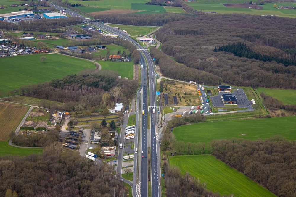 Luftaufnahme Emmerich am Rhein - Autobahn Raststätte am Rand des Verlaufes der Autobahn BAB 3 in Emmerich am Rhein im Bundesland Nordrhein-Westfalen, Deutschland