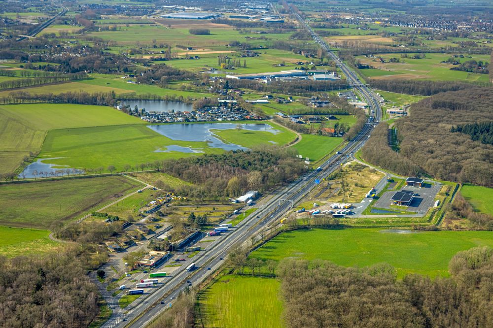 Luftbild Emmerich am Rhein - Autobahn Raststätte am Rand des Verlaufes der Autobahn BAB 3 in Emmerich am Rhein im Bundesland Nordrhein-Westfalen, Deutschland