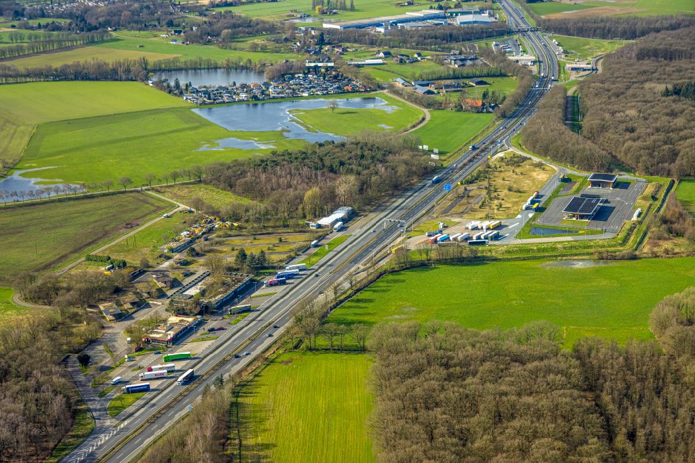 Luftaufnahme Emmerich am Rhein - Autobahn Raststätte am Rand des Verlaufes der Autobahn BAB 3 in Emmerich am Rhein im Bundesland Nordrhein-Westfalen, Deutschland