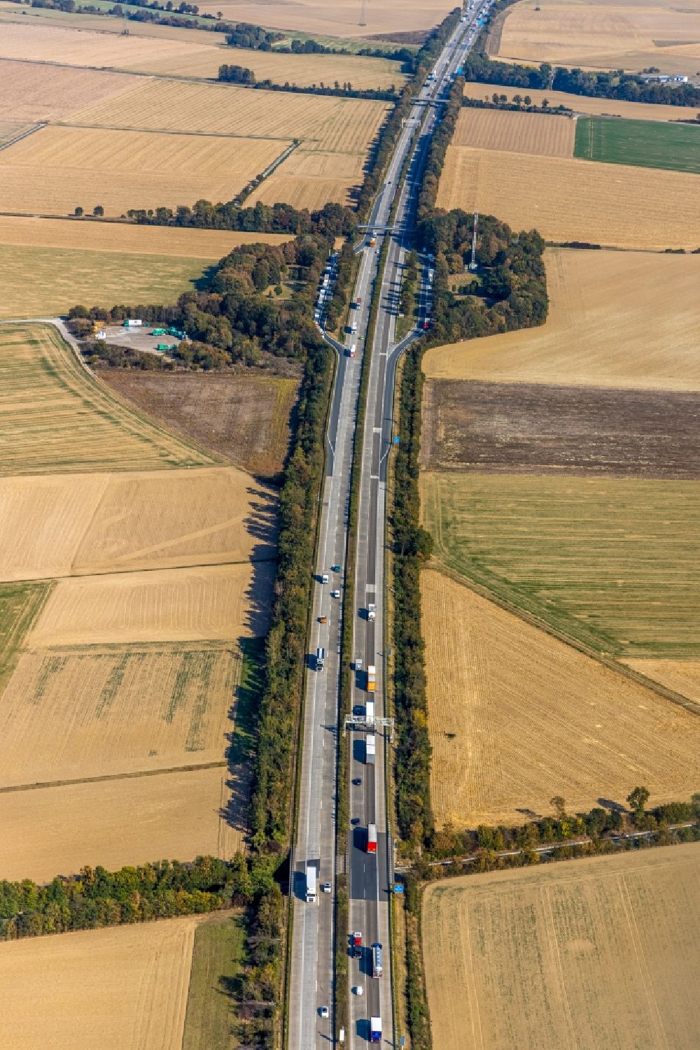 Luftaufnahme Völlinghausen - Autobahn Raststätte am Rand des Verlaufes der Autobahn BAB 44 Klievermühle in Völlinghausen im Bundesland Nordrhein-Westfalen, Deutschland