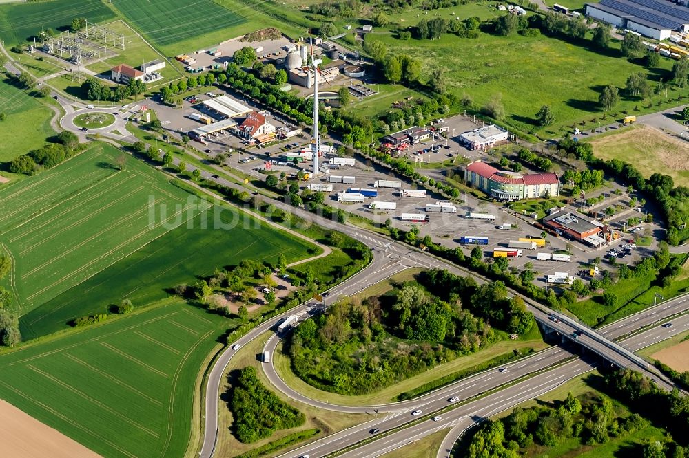 Luftbild Herbolzheim - Autobahn Raststätte am Rand des Verlaufes der Autobahn BAB A5 Shell Autohof in Herbolzheim im Bundesland Baden-Württemberg
